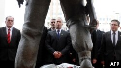 Ramush Haradinaj ispred spomenika Zahiru Pajazitiju, 30. novembar 2012.