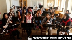 Ha nem is mindig békés, de boldogabb idők az afgán zenészek számára: afgán zenésznövendékek gyakorolnak az Afgán Nemzeti Zeneintézetben 2018. március 3-án