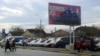 La Dubăsari, un panou cu inscripția „Impreună cu Rusia, împotriva oligarhilor”
