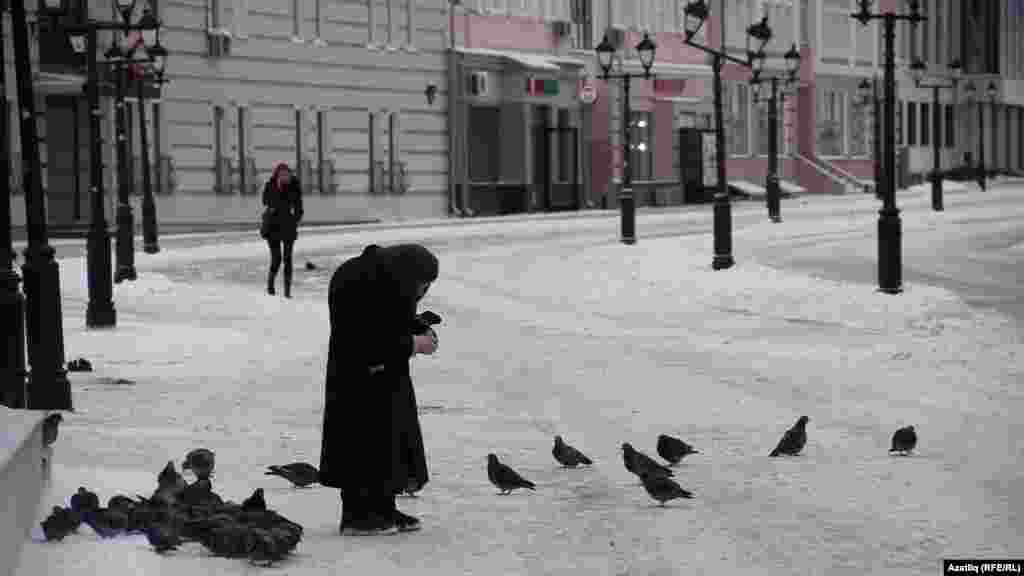 Бауман урамында 4 декабрь иртәсендә бер әби күгәрченнәрне ашата