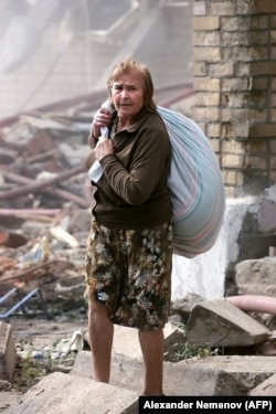 Женщина у взорванного дома, 10 сентября 1999 год