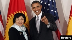 U.S. President Barack Obama and Kyrgyz President Roza Otunbaeva (file photo)