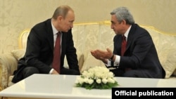 Turkmenistan - Presidents Vladimir Putin (L) of Russia and Serzh Sarkisian of Armenia meet in Ashgabat, 5Dec2012.