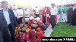Türkmen ýaşlary Bedew baýramçylygynda, Aşgabat 
