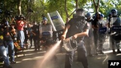 Турецкая полиция применяет слезоточивый газ во время разгона акции протеста на площади Таксим в Стамбуле, 8 июля 2013 года. 