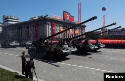 Самоходные артиллерийские установки на военном параде в Пхеньяне, 9 сентября 2018 года