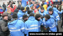 Rumyniýa. Polisiýa bilen protestiçleriň çaknyşygy. Arhiw suuraty.