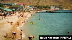 Пляж в Крыму, архивное фото