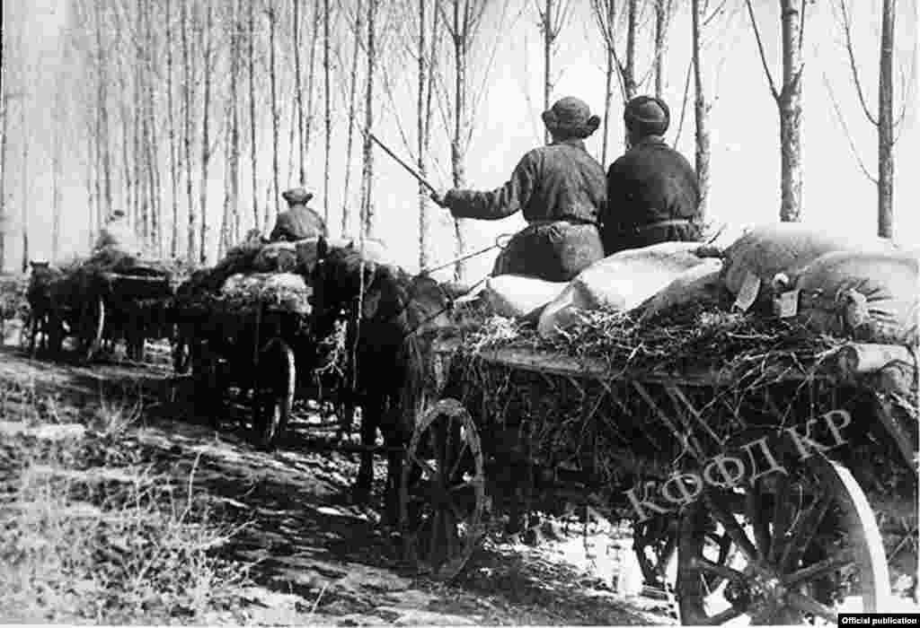 Кант районунун Васильевский совхозунун жумушчулары бошотулган аймактарга жардамга бөлүнгөн дан эгиндерди жеткирүүдө. 1943-жыл. Фрунзе облусу.