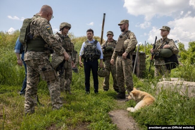 Справжній конфуз стався з начальником Генштабу Хомчаком – він одягнув бронежилет задом наперед