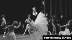 Nureyev (centru) dansând la Kirov în 1989, când a revenit în URSS, pe fondul Perestroikăi, după un lung exil.