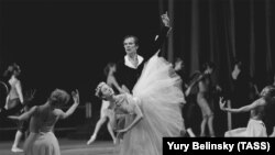 Rudolf Nureyev, care a părăsit URSS cu 28 de ani mai înainte, a vizitat Leningrad/Sankt Petersburg pentru a dansa la teatrul de operă și balet Kirov 17 noiembrie 1989