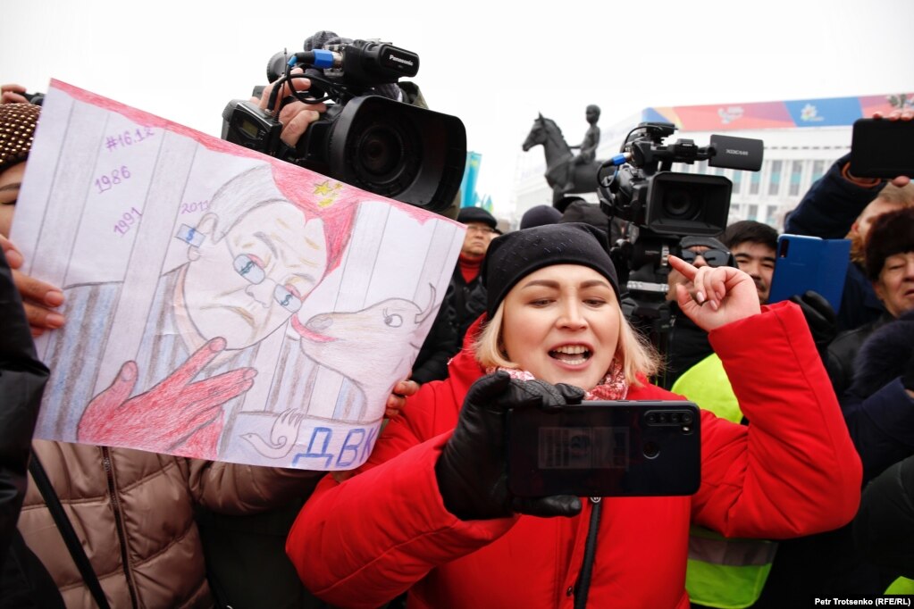 Участница митинга в Алматы, 16 декабря 2019 года.