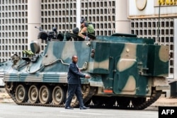 Военная техника на улицах столицы Зимбабве – Хараре.