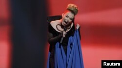 Rona Nishliu gjatë performancës në Eurovision 2012.