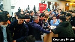 Узбекистанцам, которые не смогли вылететь на родину из-за коронавируса, раздают бесплатную еду в аэропорту «Домодедово».