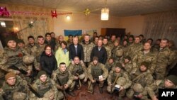 Президент України Петро Порошенко, сенатори США Джон Маккейн і Ліндсі Ґрем під час поїздки на Донеччину, 31 грудня 2016 року 