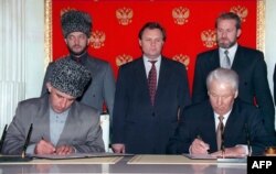 Борис Ельцин и Аслан Масхадов подписывают Договор о мире и принципах взаимоотношений между РФ и ЧРИ, май 1997 года