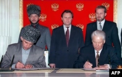 Аслан Масхадов и Борис Ельцин подписывают Договор о мире и принципах взаимоотношений между РФ и ЧРИ. Москва, 12 мая 1997 года