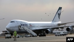 Tehranın Mehrabad hava limanında «Boeing 747»