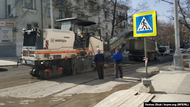 Почти вся дорожная техника импортного производства