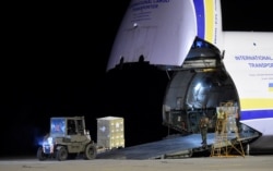 Прибытие грузового самолета со 100 тоннами медицинских грузов из Китая в аэропорт Пардубице (Чехия), 20 марта 2020 года