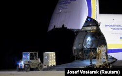 Военнослужащие разгружают 100 тонн СИЗ из Китая – помощь в борьбе с COVID-19 для Чехии, 22 марта 2020