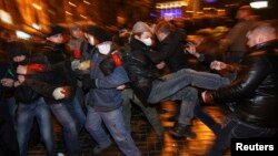 Učesnici antiratnog marša sukobili su se sa proruskim demonstrantima u Donjecku