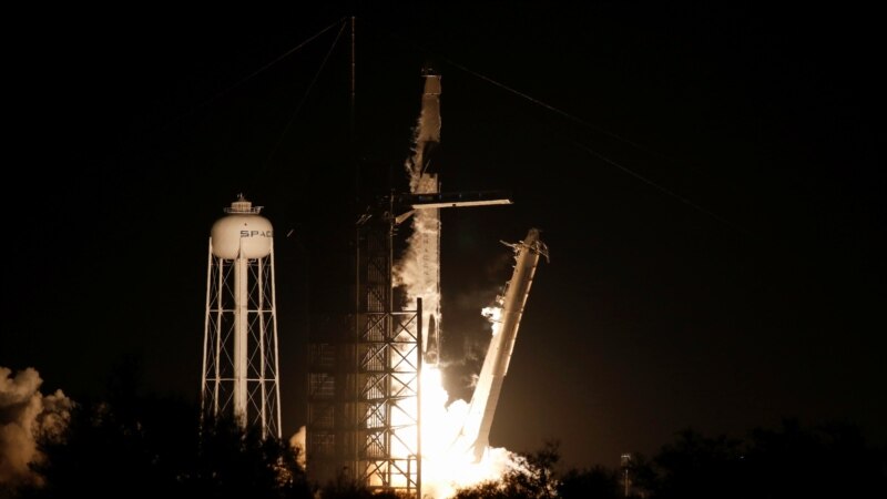 SpaceX космоско жүк ташуучу кемесин учурду