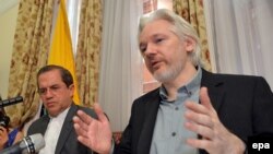 Ministri i jashtëm i Ekuadorit, Ricardo Patino së bashku me themeluesin e Wikileask, Julian Assange - 18 gusht 2014