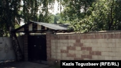 Ворота дома, который ранее использовался ахмадийской общиной для проведения религиозных обрядов. Алматы, 19 июня 2012 года.