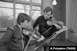 Maxim Vengerov, pe vremea adolescenței, alături de profesorul său, Zakhar Bron, când, printre colegii săi, se afla și un alt mare violonist, Vadim Repin