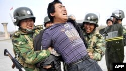 Үрүмчүдөгү митингге чыккан уйгурларды кармоо. Кытай. 1-апрель, 2011-жыл.