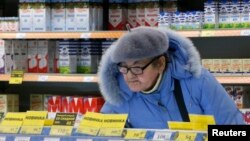 Посетительница одного из российских супермаркетов, декабрь 2015 года