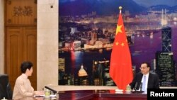 Лидерката на Хонконг Кари Лам и китайският премиер Ли Къцян по време на срещата им в Пекин на 16 декември 2019 г.