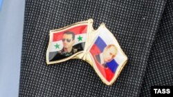 Значок на лацкане одного из делегатов "Конгресса национального диалога Сирии" в Сочи. 30 января