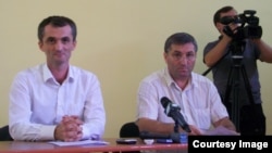 Даур Ачугба ("Аруаа") и Илья Цвижба ("Абаш") зачитали журналистам обращение Координационного совета политических партий и общественных организаций Республики Абхазия
