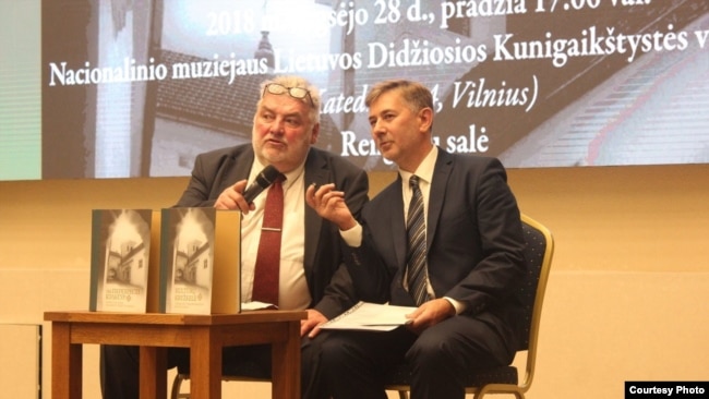 Прэзэнтацыя выданьня «На перехресті культур: Монастир і храм Пресвятої Трійці у Вільнюсі / Kultūrų kryžkelė: Vilniaus Švč. Trejybės šventovė ir vienuolynas» у Палацы ўладароў у Вільні 20 верасьня 2018 г. Выступаюць кіраўнікі праекту – прафэсар Альфрэдас Бумблаўўскас (Віленскі ўнівэрсытэт) і прарэктар Украніскага Каталіцкага ўнівэрсытэту Ігар Скачаляс