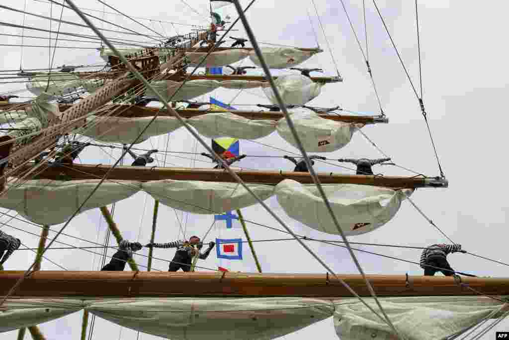 Франція &ndash; Моряки мексиканського корабля Cuauhtémoc готуються до відплиття в останній день фестивалю вітрильників &laquo;Армада&raquo; в Руані, 16 червня 2013 року
