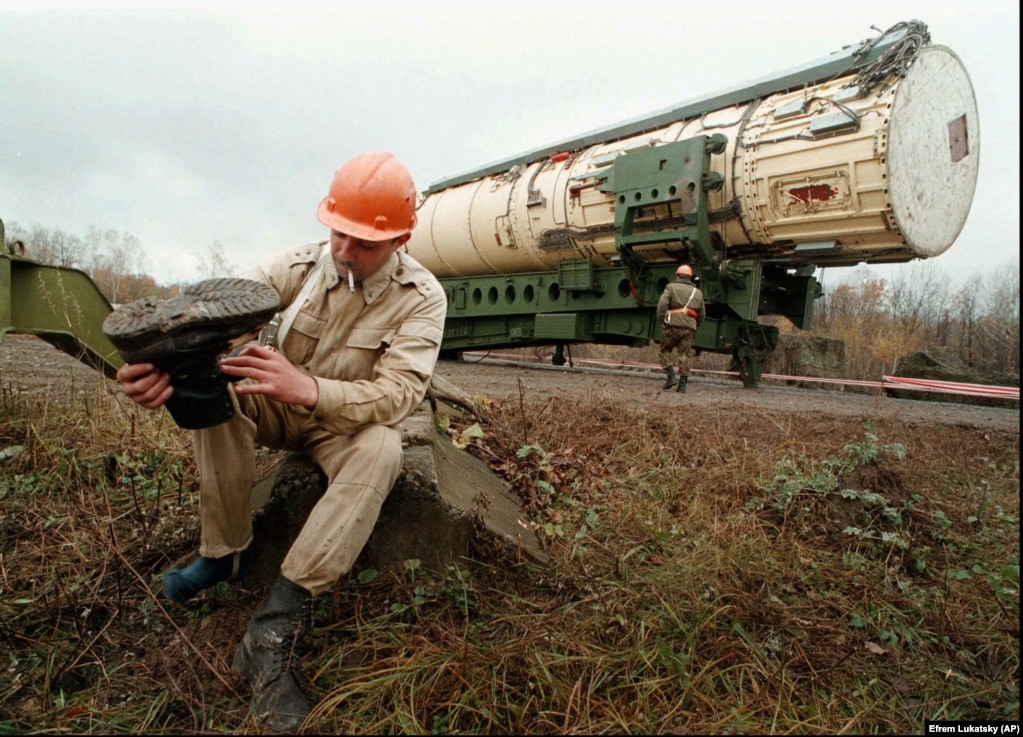 Офіцер української армії відпочиває перед тим, як підірвати пускову установку поблизу міста Деражня в Хмельницькій області, 23 жовтня 1996 року