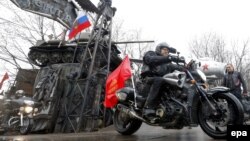 "Ночные волки" клубының басшысы Александр Залдостанов байкерлерін бастап Берлинге шығып барады. Мәскеу, 27 сәуір 2017 жыл.