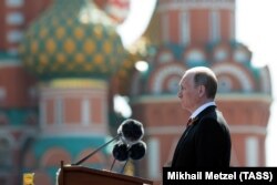 Володимир Путін виступає з промовою на Параді Перемоги. Червона Площа, Москва, 9 травня 2016 року