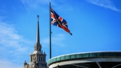 Steagul Regatului Unit flutură la ambasada sa de la Moscova. Fotografie de arhivă.