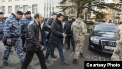 Затримання кримського журналіста Заїра Акадирова біля будівлі суду у Сімферополі. 15 січня 2016 року