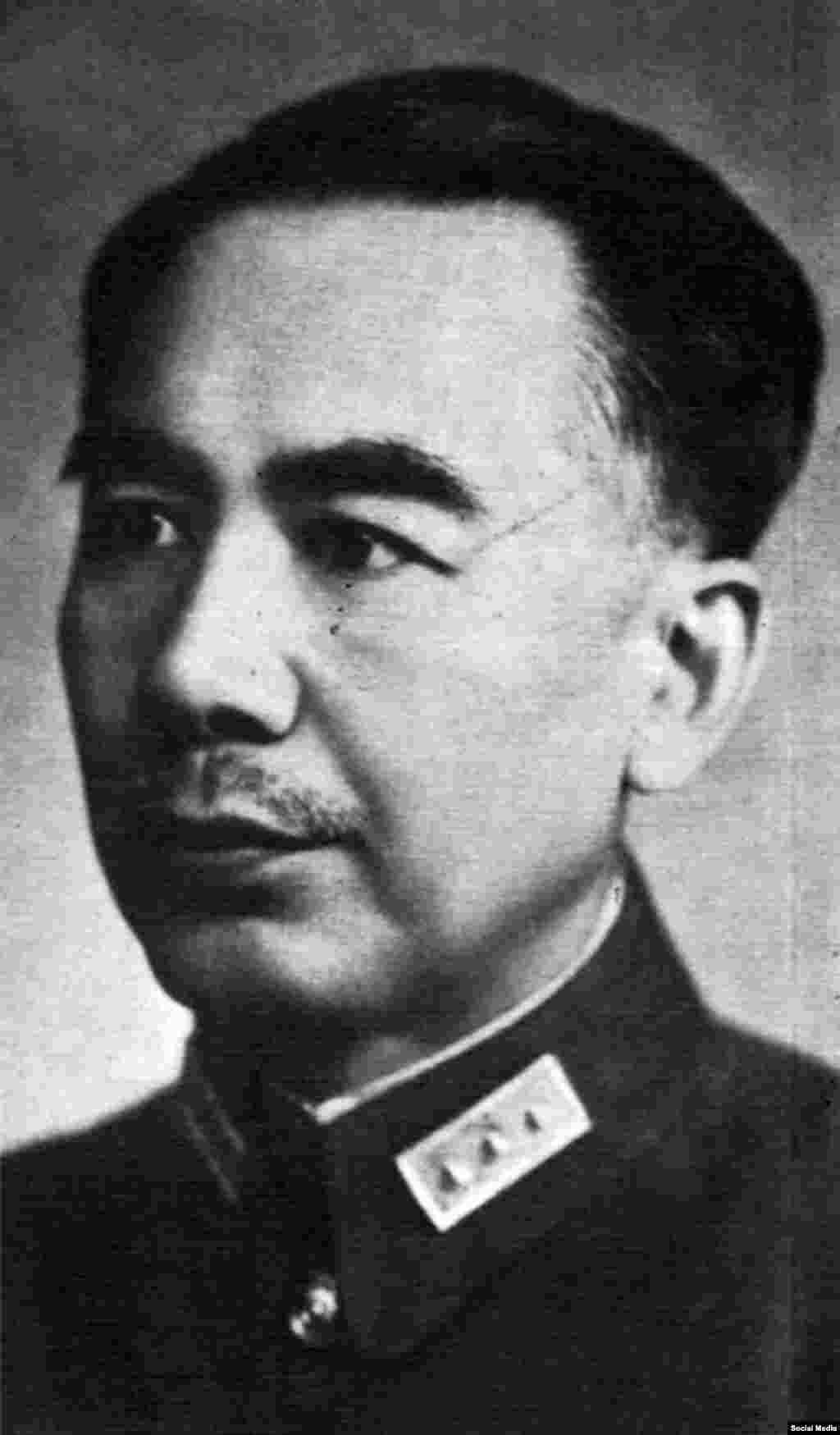 Үрүмчүнүн акими (дубан), теги кытайлык Шэн Шицай. 1933-41-жж. Иосиф Сталин анын бийлигин чыңдап берген.&nbsp;