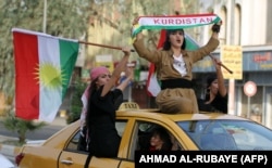 Женщины-бойцы курдских отрядов "пешмерга" в Иракском Курдистане празднуют итоги референдума. 25 сентября