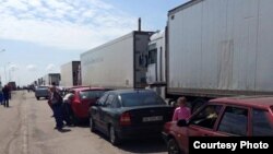 Черга з вантажних автомобілів на адміністративному кордоні з Кримом, 1 травня 2015 року