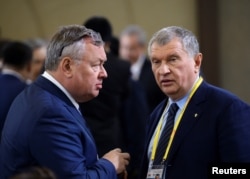 Глава ВТБ Банка Андрей Костин и глава "Роснефти" Игорь Сечин. Акции обеих компаний будут предложены иностранным инвесторам