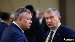 Президент ВТБ Андрей Костин и глава "Роснефти" Игорь Сечин