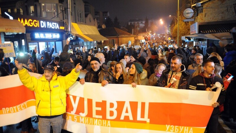 Više hiljada građana na protestu u Kragujevcu